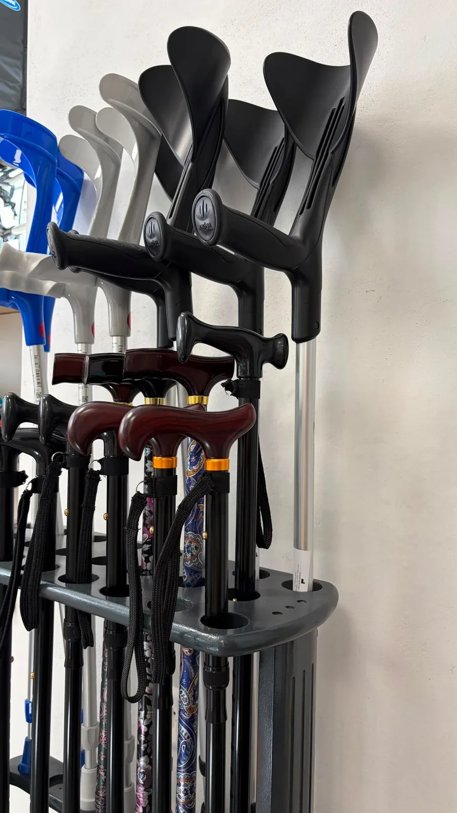 Aides à la mobilité — cannes, béquilles, location de fauteuils roulants